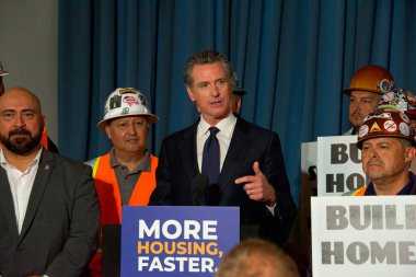 San Francisco, CA - 28 Eylül 2022: Vali Gavin Newsom, CA 'daki konut onaylama sürecini düzene sokacak ve binlerce iyi maaşlı iş yaratacak yasayı imzalamadan önce konuşuyor.
