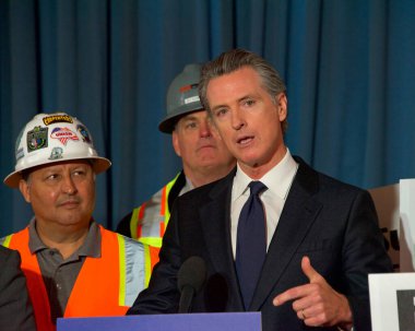 San Francisco, CA - 28 Eylül 2022: Vali Gavin Newsom, CA 'daki konut onaylama sürecini düzene sokacak ve binlerce iyi maaşlı iş yaratacak yasayı imzalamadan önce konuşuyor.
