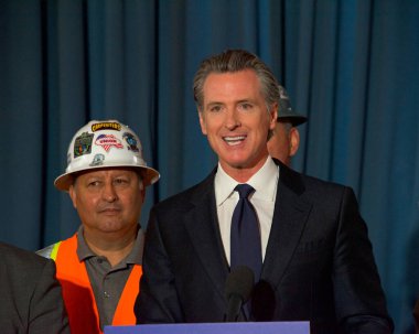 San Francisco, CA - 28 Eylül 2022: Vali Gavin Newsom, CA 'daki konut onaylama sürecini düzene sokacak ve binlerce iyi maaşlı iş yaratacak yasayı imzalamadan önce konuşuyor.