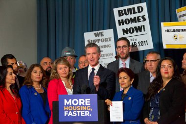 San Francisco, CA - 28 Eylül 2022: Kaliforniya Valisi Gavin Newsom Kaliforniya 'daki konut onaylama sürecini düzene sokmak için yasa imzaladıktan sonra soruları yanıtladı.