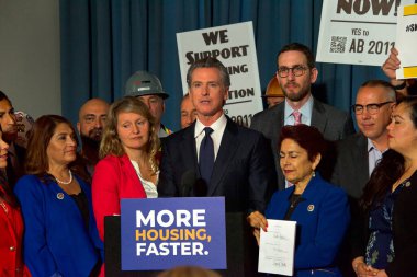 San Francisco, CA - 28 Eylül 2022: Kaliforniya Valisi Gavin Newsom Kaliforniya 'daki konut onaylama sürecini düzene sokmak için yasa imzaladıktan sonra soruları yanıtladı.