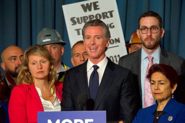 San Francisco, CA - 28 Eylül 2022: Kaliforniya Valisi Gavin Newsom Kaliforniya 'daki konut onaylama sürecini düzene sokmak için yasa imzaladıktan sonra soruları yanıtladı.