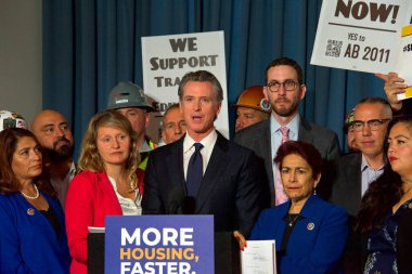 San Francisco, CA - 28 Eylül 2022: Kaliforniya Valisi Gavin Newsom Kaliforniya 'daki konut onaylama sürecini düzene sokmak için yasa imzaladıktan sonra soruları yanıtladı.