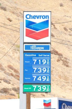 Gorman, CA - 1 Ekim 2022 Kaliforniya 'da bir galon benzin fiyatları 7 doların üzerinde. Ukrayna 'daki savaşın bir sonucu olarak Putins' in gaz zammı olarak kabul edilir ve salgın etkileri artar..