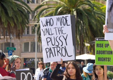 San Francisco, CA - 8 Ekim 2022: Kürtaj Körfezi Bölgesi Katılımcıları San Francisco 'daki Union Square' de Kadın Üreme Hakları Toplantısı düzenledi