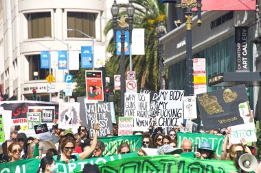 San Francisco, CA - 8 Ekim 2022: Kürtaj için Kalkın BayArea 'ya katılanlar San Francisco sokaklarında Kadın Üreme Hakları Yürüyüşü düzenlediler