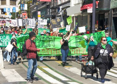 San Francisco, CA - 8 Ekim 2022: Kürtaj için Kalkın BayArea 'ya katılanlar San Francisco sokaklarında Kadın Üreme Hakları Yürüyüşü düzenlediler