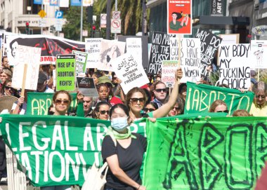San Francisco, CA - 8 Ekim 2022: Kürtaj için Kalkın BayArea 'ya katılanlar San Francisco sokaklarında Kadın Üreme Hakları Yürüyüşü düzenlediler