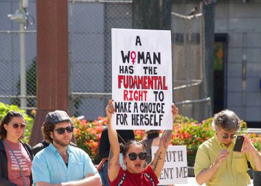 San Francisco, CA - 8 Ekim 2022: Kürtaj Körfezi Bölgesi Katılımcıları San Francisco 'daki Union Square' de Kadın Üreme Hakları Toplantısı düzenledi