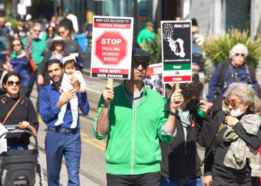San Francisco, CA - 8 Ekim 2022: Kürtaj için Kalkın BayArea 'ya katılanlar San Francisco sokaklarında Kadın Üreme Hakları Yürüyüşü düzenlediler