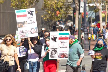 San Francisco, CA - 8 Ekim 2022: Kürtaj için Kalkın BayArea 'ya katılanlar San Francisco sokaklarında Kadın Üreme Hakları Yürüyüşü düzenlediler