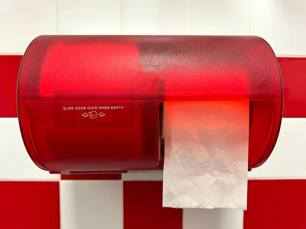 Dispensador Papel Higiénico Rojo Transparente Con Dos Rollos Uno Colgando —  Fotos de Stock