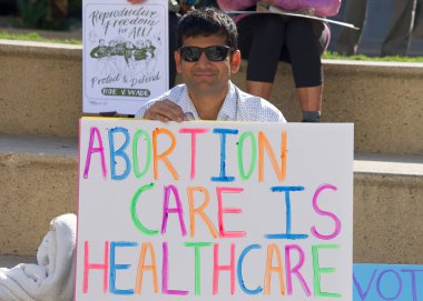 Oakland, CA - 8 Ekim 2022: Oakland, C 'deki Frank H. Ogawa Plaza Kadın Üreme Hakları Toplantısına kimliği belirsiz katılımcılar