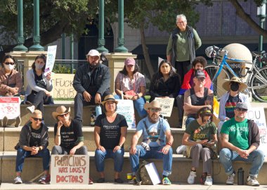 Oakland, CA - 8 Ekim 2022: Oakland, C 'deki Frank H. Ogawa Plaza Kadın Üreme Hakları Toplantısına kimliği belirsiz katılımcılar