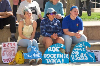 Oakland, CA - 8 Ekim 2022: Oakland, C 'deki Frank H. Ogawa Plaza Kadın Üreme Hakları Toplantısına kimliği belirsiz katılımcılar