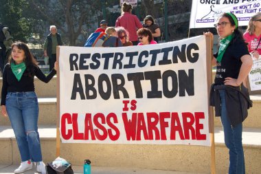 Oakland, CA - 8 Ekim 2022: Oakland, C 'deki Frank H. Ogawa Plaza Kadın Üreme Hakları Toplantısına kimliği belirsiz katılımcılar