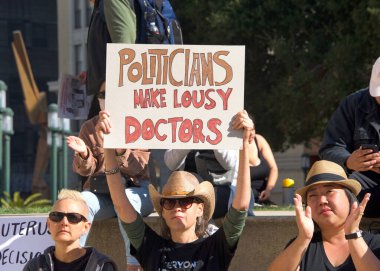 Oakland, CA - 8 Ekim 2022: Oakland, C 'deki Frank H. Ogawa Plaza Kadın Üreme Hakları Toplantısına kimliği belirsiz katılımcılar