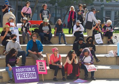 Oakland, CA - 8 Ekim 2022: Oakland, C 'deki Frank H. Ogawa Plaza Kadın Üreme Hakları Toplantısına kimliği belirsiz katılımcılar