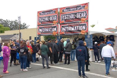 Half Moon Bay, CA - 15 Ekim 2022: Yarım Ay Körfezi 'nin Dünya Balkabağı Kongresi' nde düzenlenen 50. Geleneksel Sanat ve Balkabağı Festivali 'nin kimliği belirsiz katılımcıları