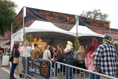 Half Moon Bay, CA - 15 Ekim 2022: Yarım Ay Körfezi 'nin Dünya Balkabağı Kongresi' nde düzenlenen 50. Geleneksel Sanat ve Balkabağı Festivali 'nin kimliği belirsiz katılımcıları