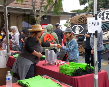 Half Moon Bay, CA - 15 Ekim 2022: Yarım Ay Körfezi 'nin Dünya Balkabağı Kongresi' nde düzenlenen 50. Geleneksel Sanat ve Balkabağı Festivali 'nin kimliği belirsiz katılımcıları