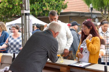 Half Moon Bay, CA - 15 Ekim 2022: Yarım Ay Körfezi 'nin Dünya Balkabağı Kongresi' nde düzenlenen 50. Geleneksel Sanat ve Balkabağı Festivali 'nin kimliği belirsiz katılımcıları