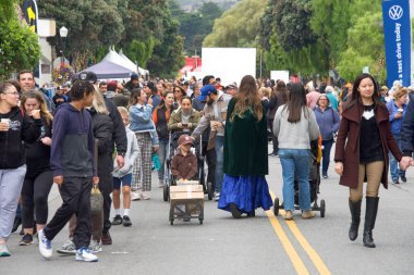Half Moon Bay, CA - 15 Ekim 2022: Yarım Ay Körfezi 'nin Dünya Balkabağı Kongresi' nde düzenlenen 50. Geleneksel Sanat ve Balkabağı Festivali 'nin kimliği belirsiz katılımcıları
