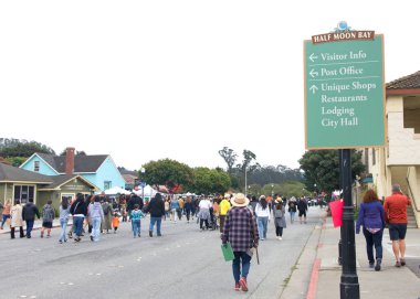 Half Moon Bay, CA - 15 Ekim 2022: Yarım Ay Körfezi Şehir Tabelası, her yıl binlerce insanın geleneksel Sanat ve Balkabağı Festivali ve Geçit Töreni için sokaklara döküldüğü yer..