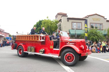 Half Moon Bay, CA - 15 Ekim 2022: Half Moon Körfezi 'nin 50. Geleneksel Sanat ve Balkabağı Festivali ve Dünya Balkabağı Geçit Töreni' nin kimliği belirsiz katılımcıları.