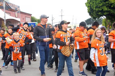 Half Moon Bay, CA - 15 Ekim 2022: Half Moon Körfezi 'nin 50. Geleneksel Sanat ve Balkabağı Festivali ve Dünya Balkabağı Geçit Töreni' nin kimliği belirsiz katılımcıları.