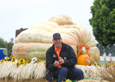 Half Moon Bay, CA - 15 Ekim 2022 Travis Gienger, 50. geleneksel Sanat ve Balkabağı Festivali ve Geçit Töreni 'nde 560 kiloluk balkabağıyla birinci oldu.