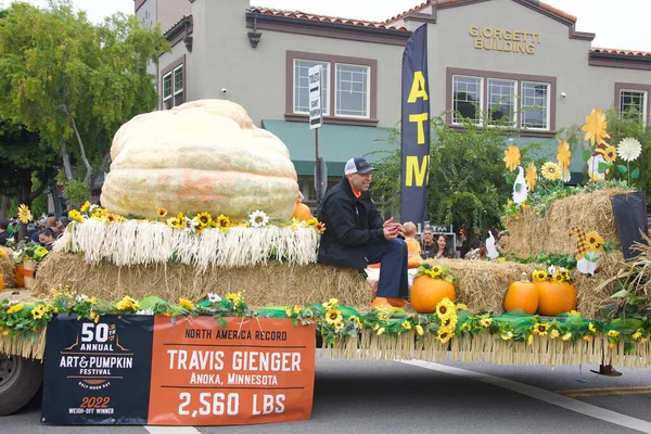 Half Moon Bay, CA - 15 Ekim 2022 Travis Gienger, 50. geleneksel Sanat ve Balkabağı Festivali ve Geçit Töreni 'nde 560 kiloluk balkabağıyla birinci oldu.
