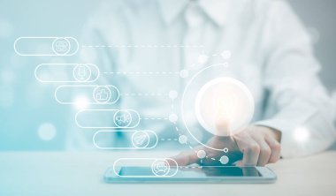 İş analizleri ve finansal konsept, iş büyümesini artırma planları ve artış, Teknoloji ve İş Eğilimi analizi kavramları, bilgisayar defterinde iş grafikleri yer alıyor.