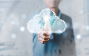 Bulut ağı konseptine dokunan ve siyah arkaplanda el bağlantısı çizgisi olan bir adam, bulut bilgisayarı büyük veri bilgilerini indirmek ve yüklemek için bir sistemdir.