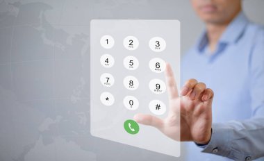 Sanal telefon tuşlarına basılı telefon tuşları, ekranda iş adamı tuşları, ekranda telefon numarası, akıllı telefonda parmak numarası, arama yapmak için arama yapmak, kapatmak,