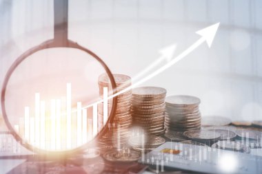 Kredi kartı ve büyüteç içeren madeni paralar finans ve bankacılık, tasarruf fikirleri ve yatırım bütçesi için beyaz arka planda, yaratıcı fikirler tasarruf konsepti para tasarrufu