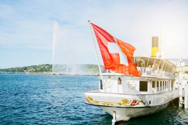 GENEVA, SWitzERLAND - 17 Ağustos 2021: Cenevre Su Pınarı manzarası, Jet d 'Eau. Cenevre 'deki bir göl, Cenevre Gölü ve İsviçre' nin gün batımında Cenevre şehri.