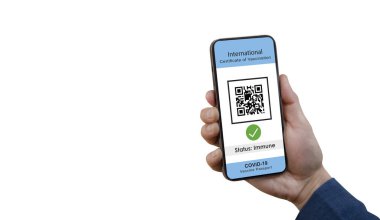 Seyahat ve sağlık için aşı pasaportu, Covid-19 'a karşı dokunulmazlık belgesi gösteren el kameralı telefon, Gezgin havaalanında aşı belgesi gösteriyor..