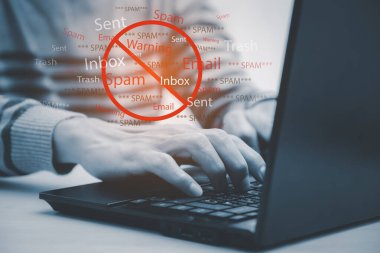 Dizüstü bilgisayarlı e-posta konsepti ve virüs bilgisayarı internet güvenlik konsepti, iş adamı dizüstü bilgisayarla elektronik posta okuyor. Çöp Posta, çöp kutusu ve e-pazarlama ekranda, Çöp Posta Uyarısı.