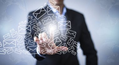 E-posta ve pazarlama konsepti. Çift pozlama İşadamı bilgisayarınızdan e-posta göndermek için bastırılan e- posta, bilgisayarınızdan e-posta gönderme kavramı,
