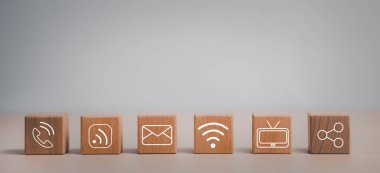 İletişim ve teknoloji konsepti El 'in tahta bloklu küp sembolü telefon, e-posta, adres. Web sitesi sayfası bizimle iletişime geçin ya da e-posta pazarlaması yapın, müşteri destek konseptiyle bizimle iletişime geçin