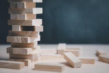 Tahta oyunu kopyalama alanı ile engeller, tahta bloklar yukarıdan bakıldığında, Jenga, İşadamı stratejisini yönetir, eğitim, risk, gelişim ve büyüme kavramı