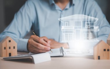 Mühendislik ve mimari çizimler ve mini ev modeli konsepti, mimar mühendisi ev ofisindeki masaya bir ev planı çizmeye başlıyor, evden çalışma, emlak teklifi