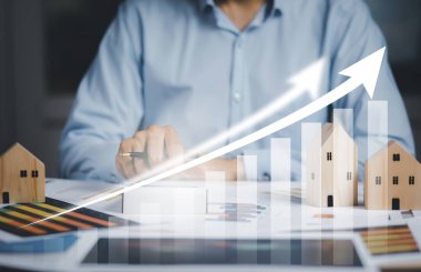 Mühendislik ve mimari çizimler ve mini ev modeli konsepti, mimar mühendisi ev ofisindeki masaya bir ev planı çizmeye başlıyor, evden çalışma, emlak teklifi