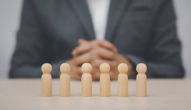 Fikirler ve düşünce hayal gücü kavramı, insan eli ahşap insan kaynakları memuruna dokunur lider ve CEO konseptini arar, lider rahat bölgesini terk eder ve kalabalıktan uzaklaşır. Kişisel gelişim.
