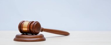 Tahta arka planda hukuk kitabı olan yaşlı yargıç çekiç yargı ve adalet için kullanılır..