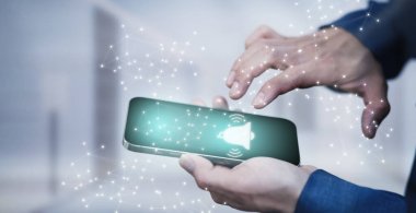 Adam düğmeye basmak için parmağını kullanıyor. Akıllı telefon uygulaması ekranındaki uyarı çanı düğmesi kapat, Akıllı Telefon Ekranındaki Uygulama Bildirimi, Uzaktan çevrimiçi uyarılar, ev güvenliği sinyali.