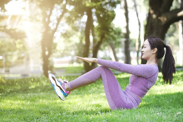 自然公園でヨガのフィットネスをする若いアジアの女性 日光の公園で緑の木の健康や体 新鮮な空気 酸素のための運動 — ストック写真