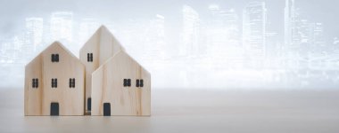 Mini ahşap ev modeli, ahşap masa, planlama, emlak almayı ve en iyisini seçmeyi planlama. Evden çalış ve ev konseptinde kal..