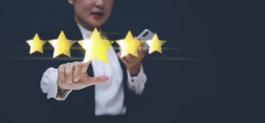 Derecelendirme kavramı. Beş yıldızlı teknolojiye dokunan kadın mavi arka planda mükemmel derecelendirme, memnuniyet kavramı, kalitesi ve hizmetlerin performansı. Web pankartı için alan kopyala.